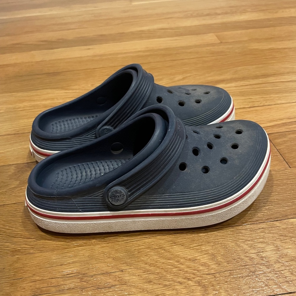 Crocs Off Court Navy / Pepper (Red Stripe) (Kids- size 13)